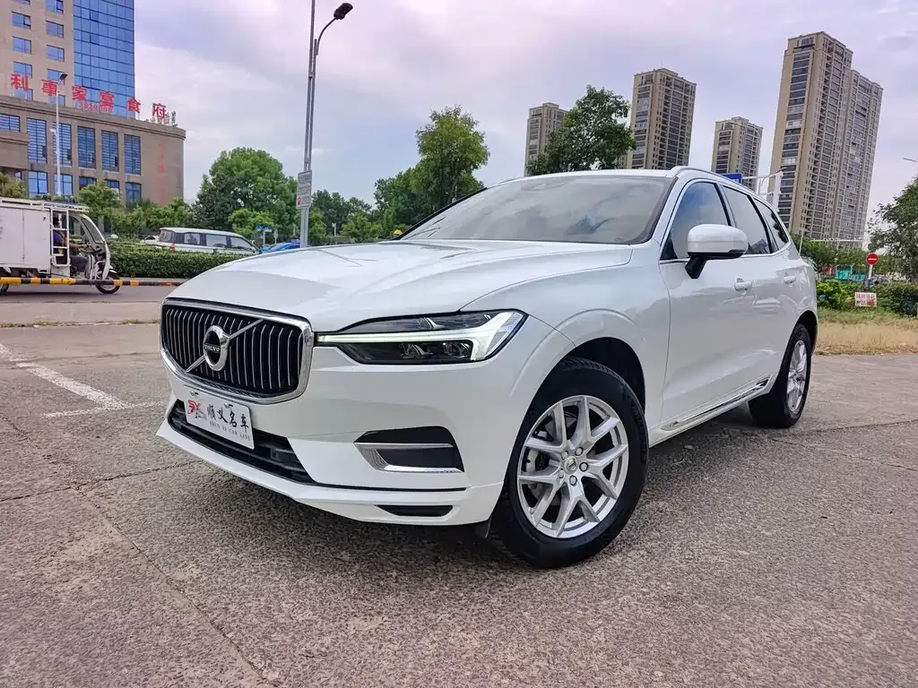 Volvo XC60 — фото 1