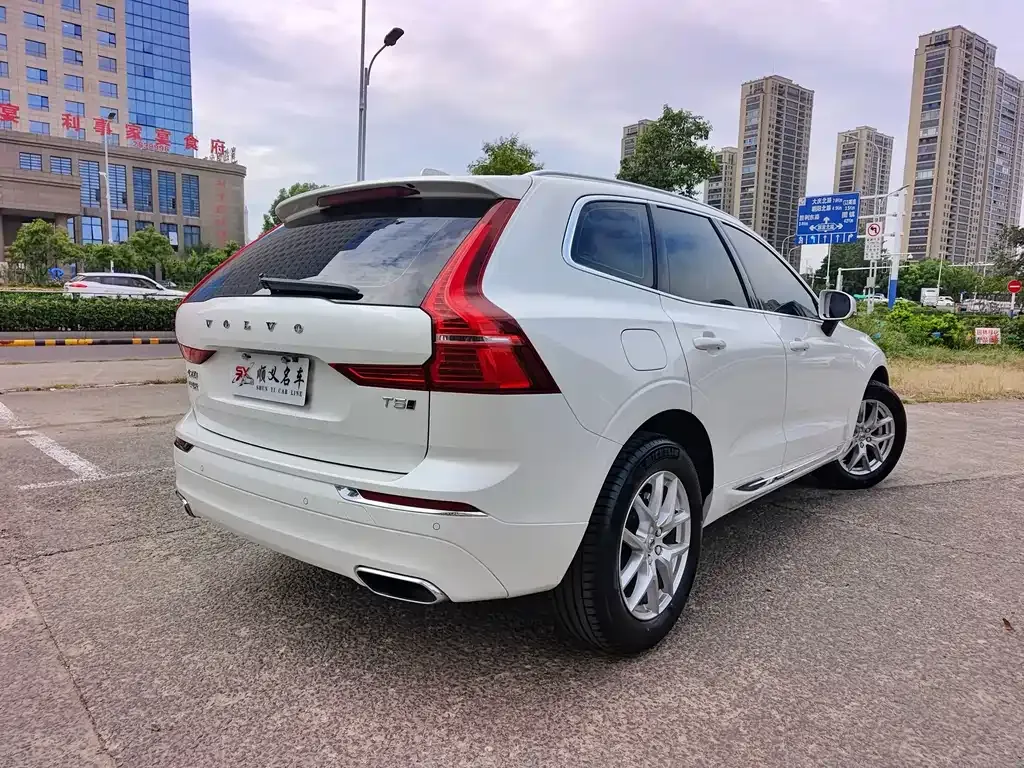 Volvo XC60 — фото 8