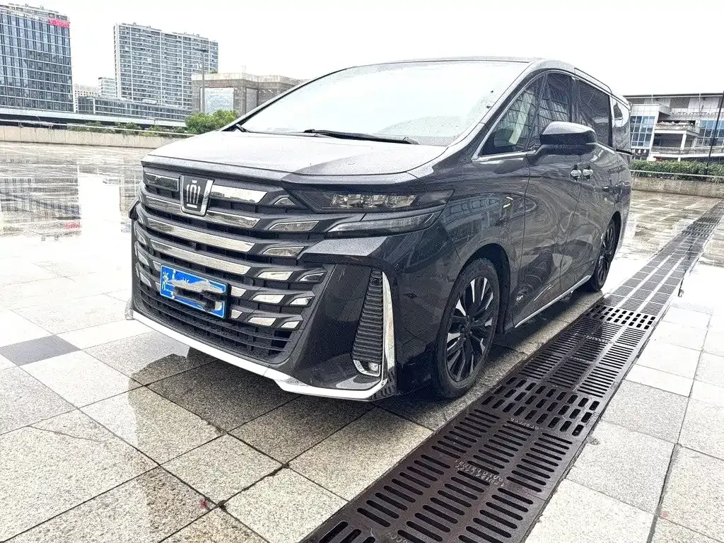 Toyota Vellfire — фото 1