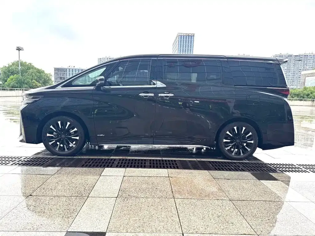 Toyota Vellfire — фото 2