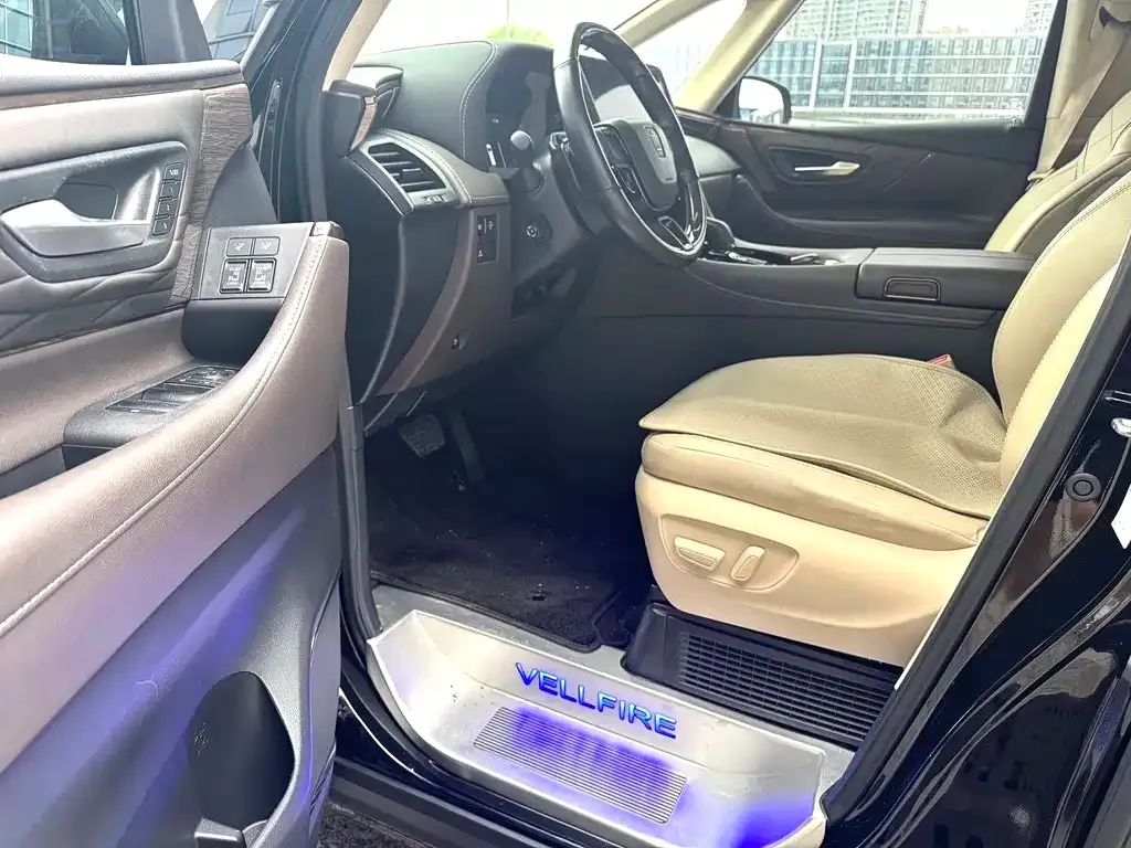 Toyota Vellfire — фото 3