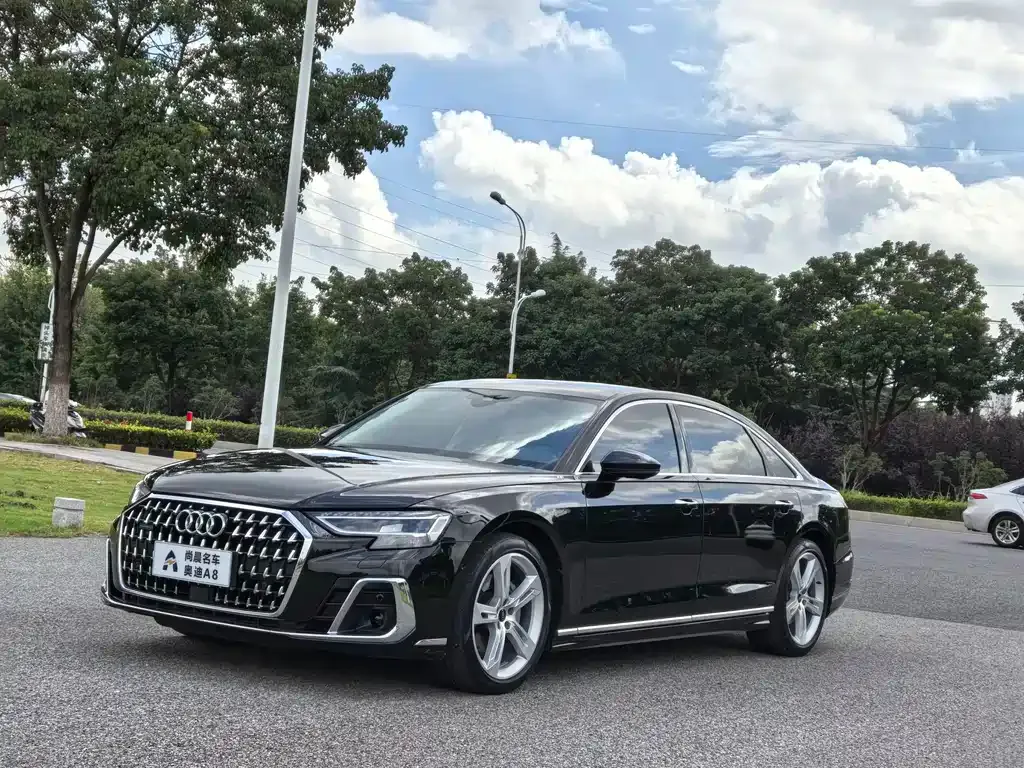 Audi A8 — фото 1