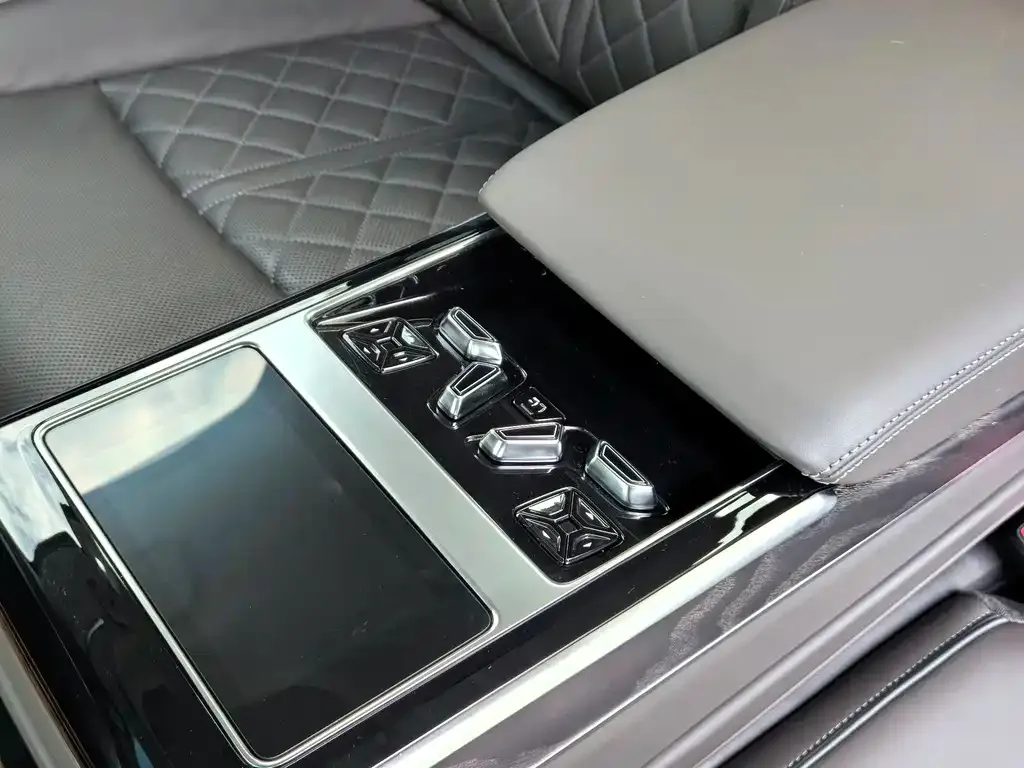 Audi A8 — фото 5