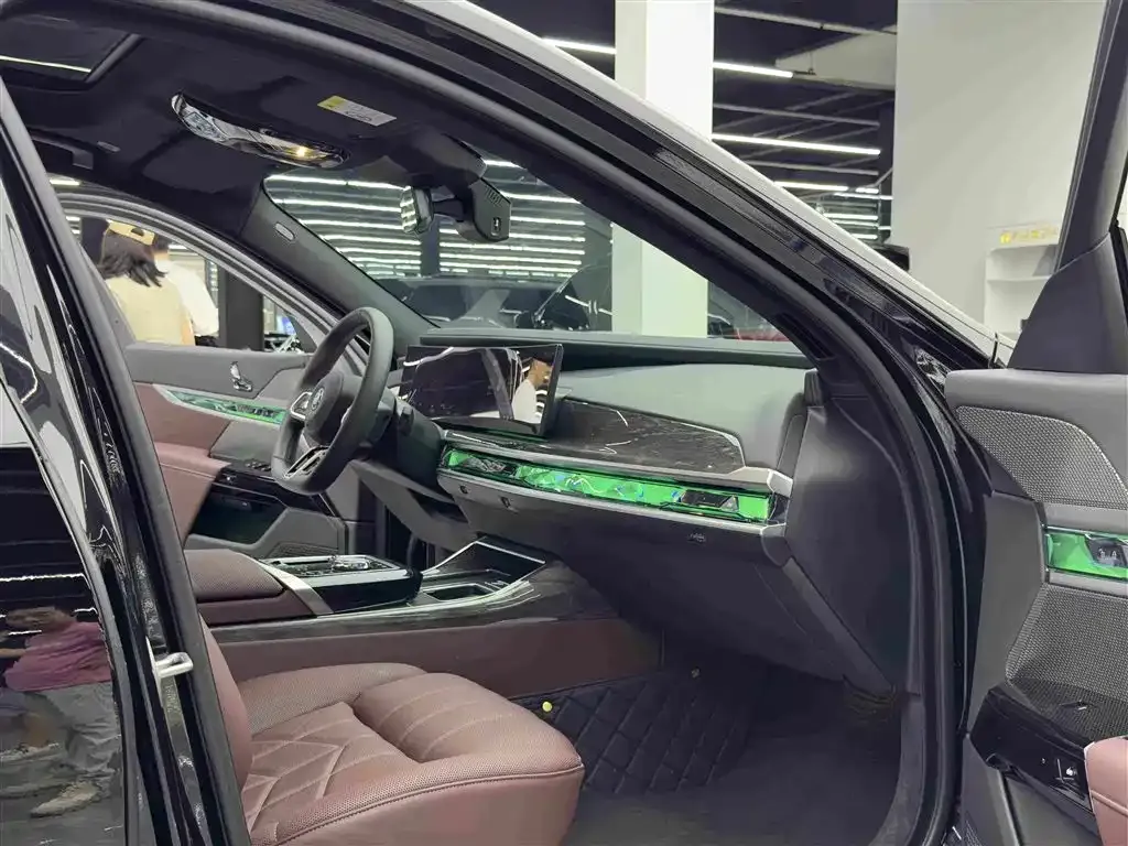BMW i7 — фото 7
