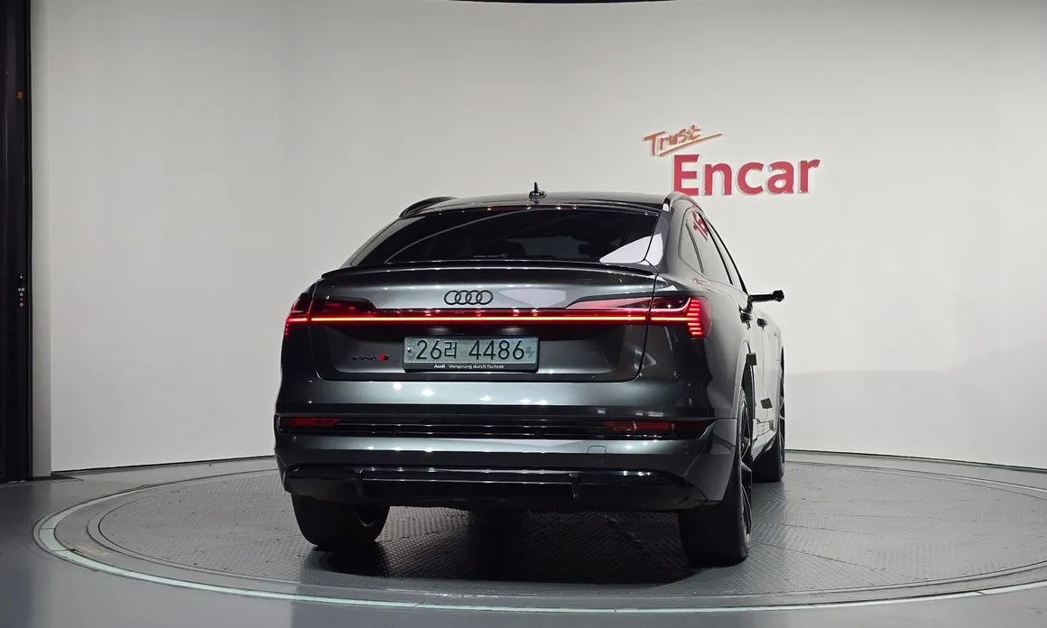 Audi e-tron — фото 4