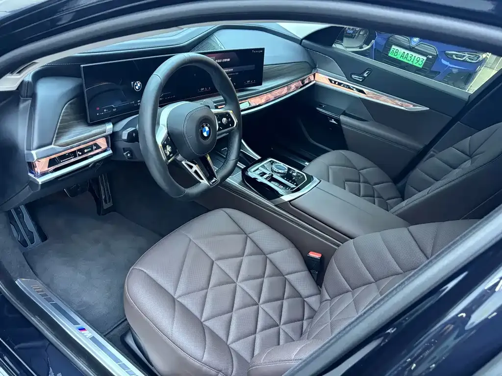 BMW 7 Series — фото 10