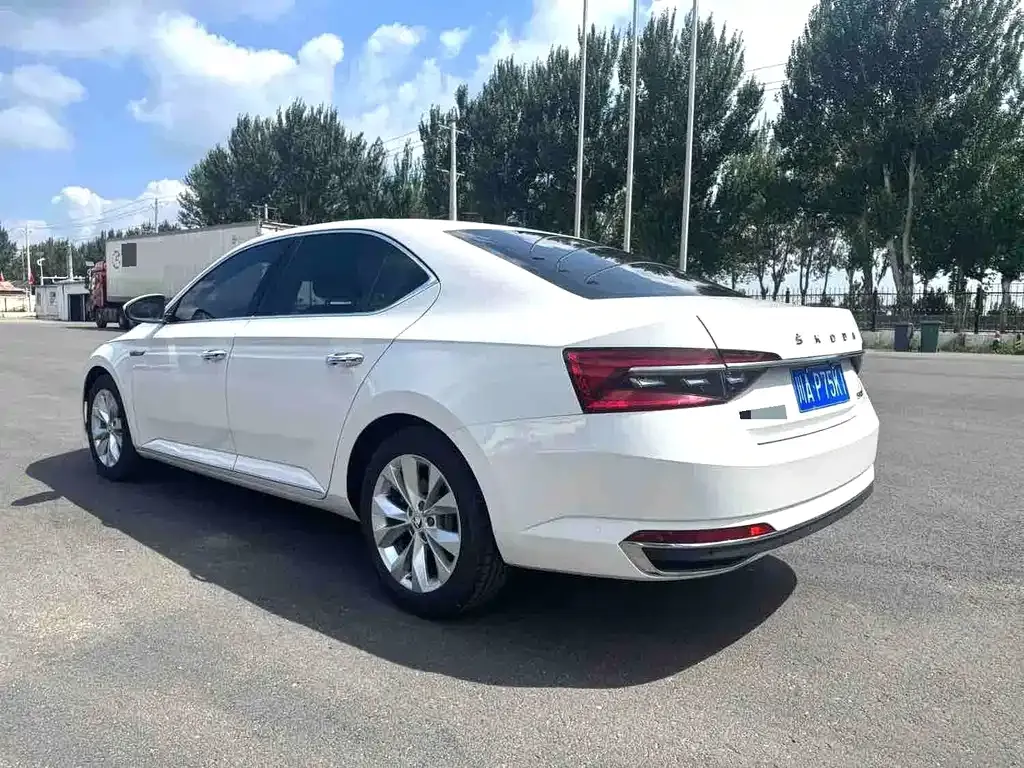 Skoda Superb — фото 2