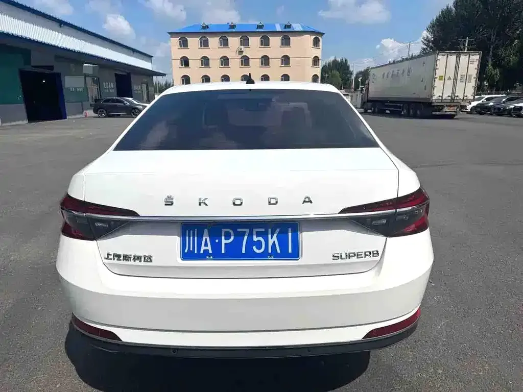 Skoda Superb — фото 9