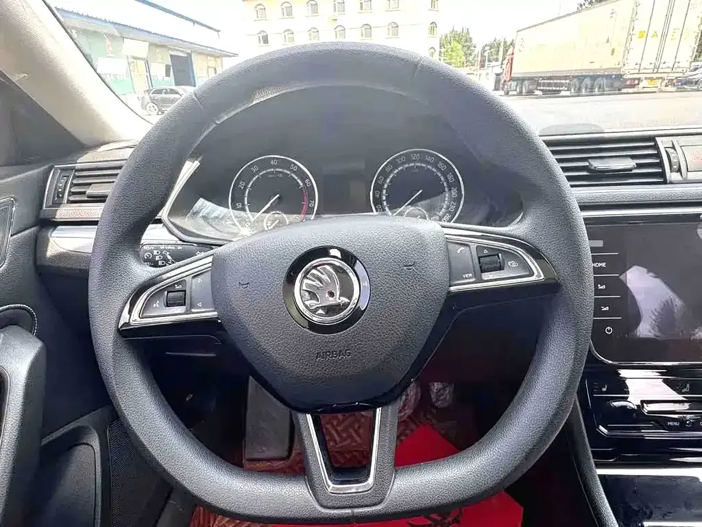 Skoda Superb — фото 10