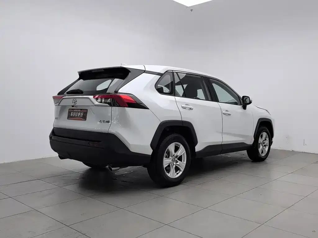 Toyota RAV4 — фото 2