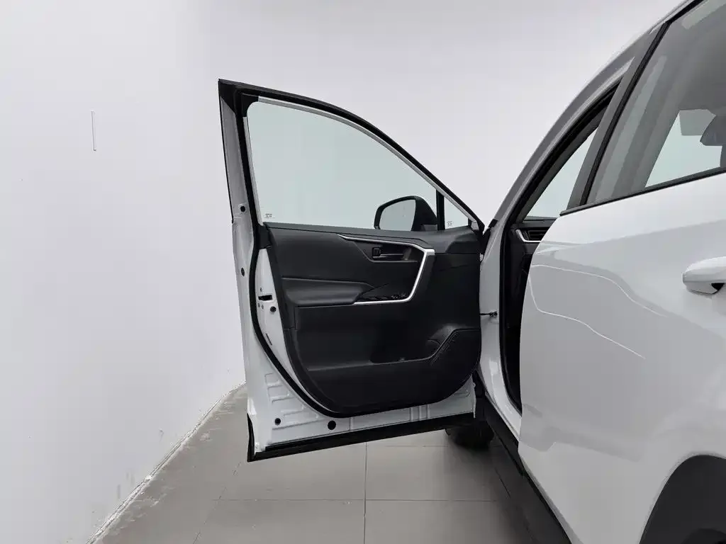 Toyota RAV4 — фото 8