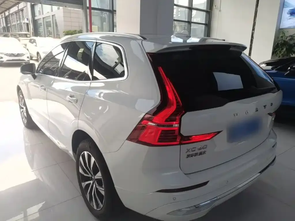 Volvo XC60 — фото 10