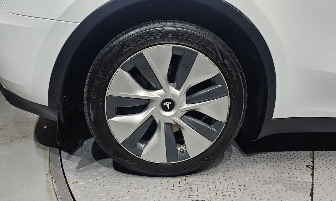 Tesla Model Y — фото 10