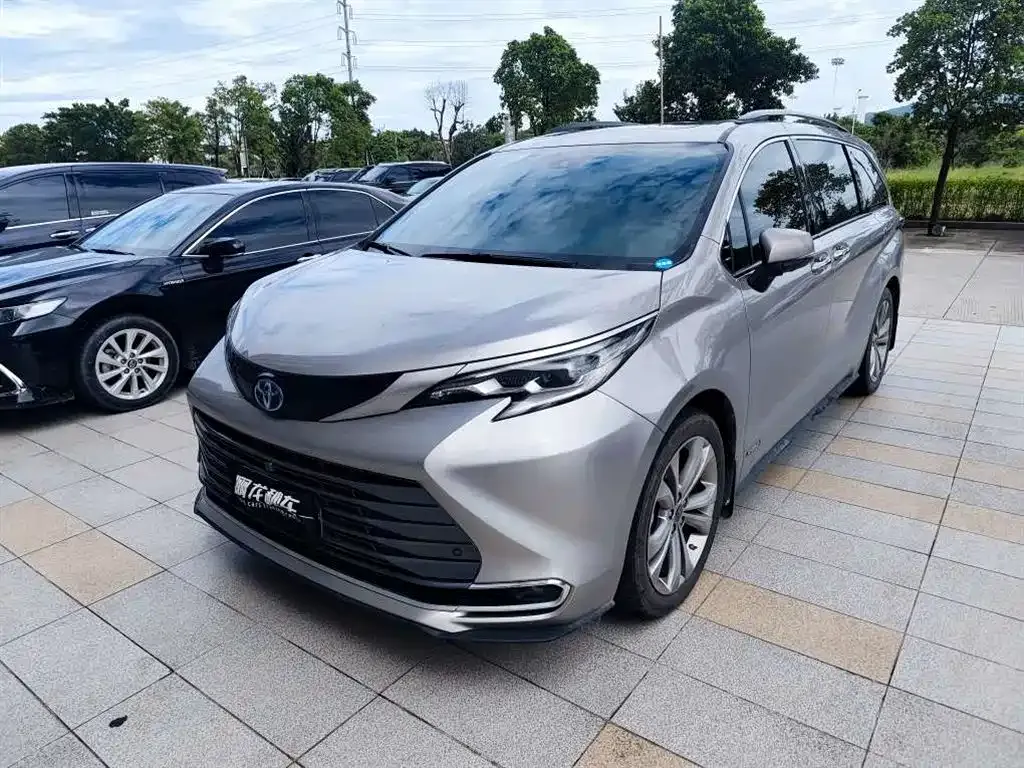 Toyota Sienna — фото 1