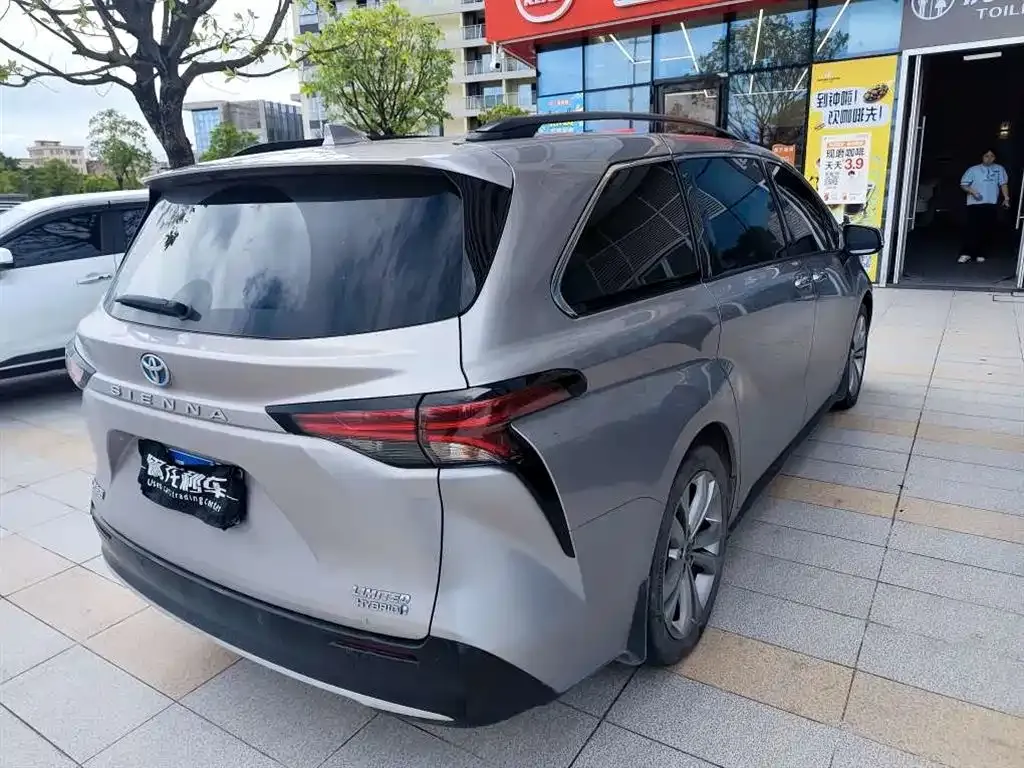 Toyota Sienna — фото 5