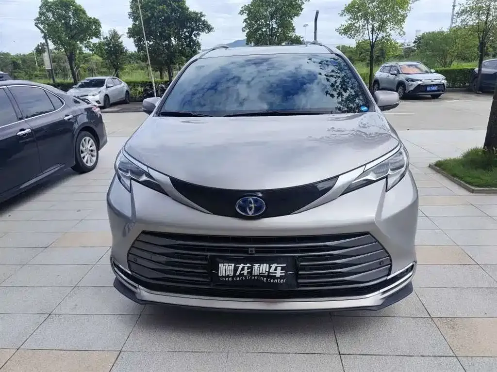 Toyota Sienna — фото 10