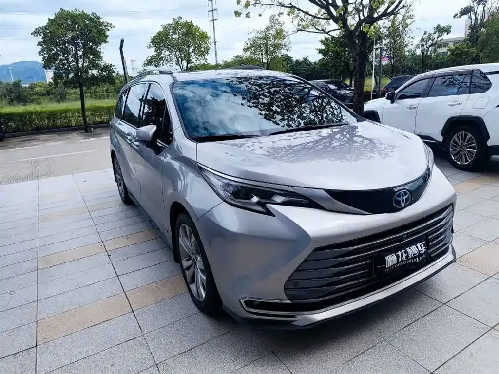 Toyota Sienna — фото 3