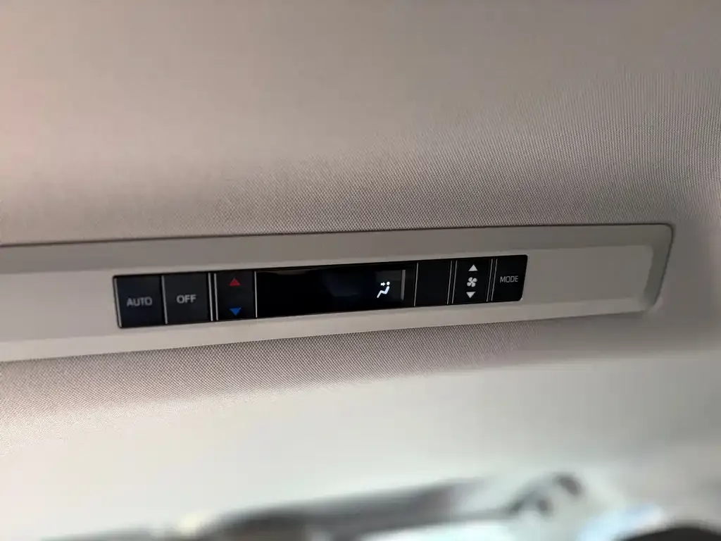 Toyota Granvia — фото 10