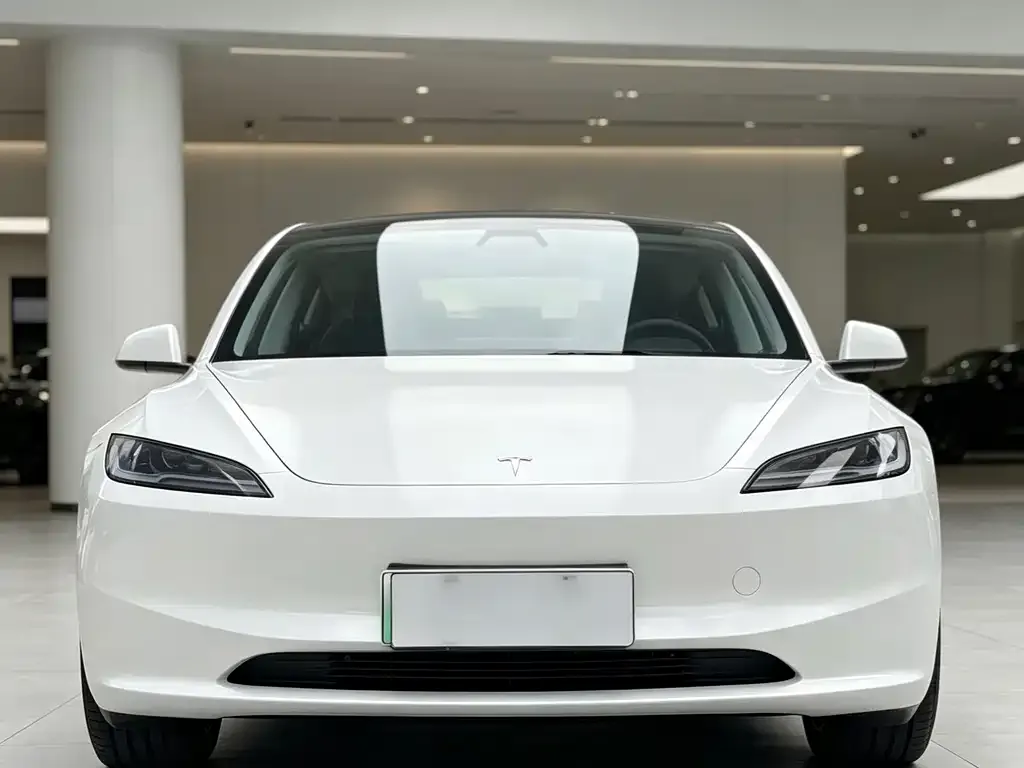Tesla Model 3 — фото 1