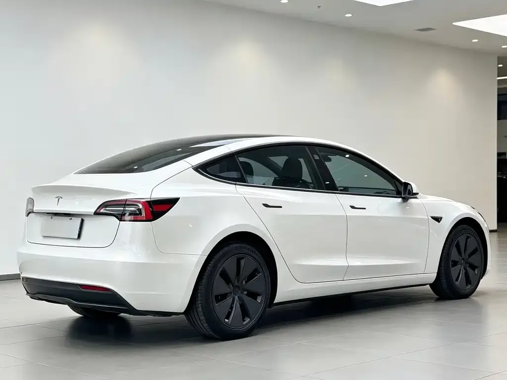 Tesla Model 3 — фото 10