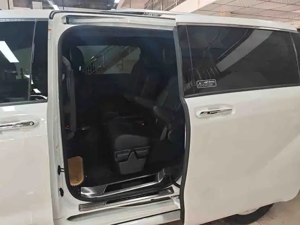 Toyota Granvia — фото 5