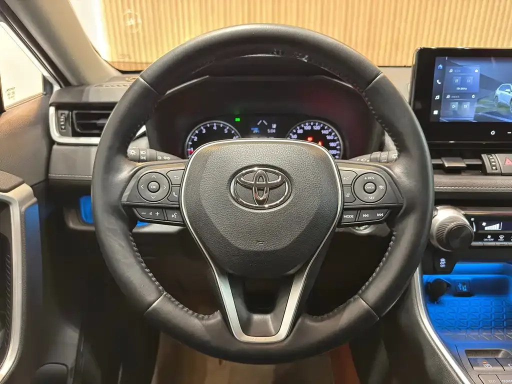 Toyota RAV4 — фото 7