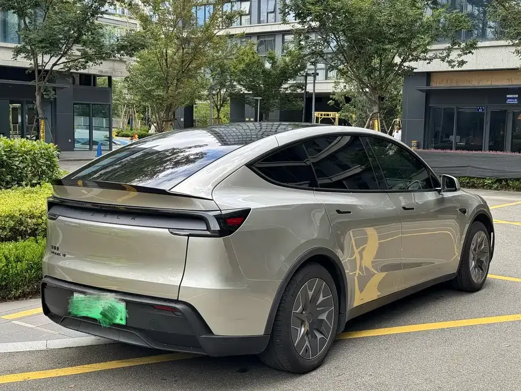 Tesla Model Y L — фото 8