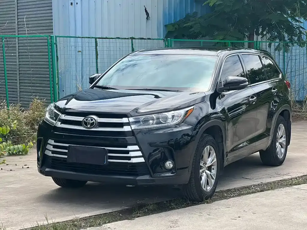 Toyota Highlander — фото 1