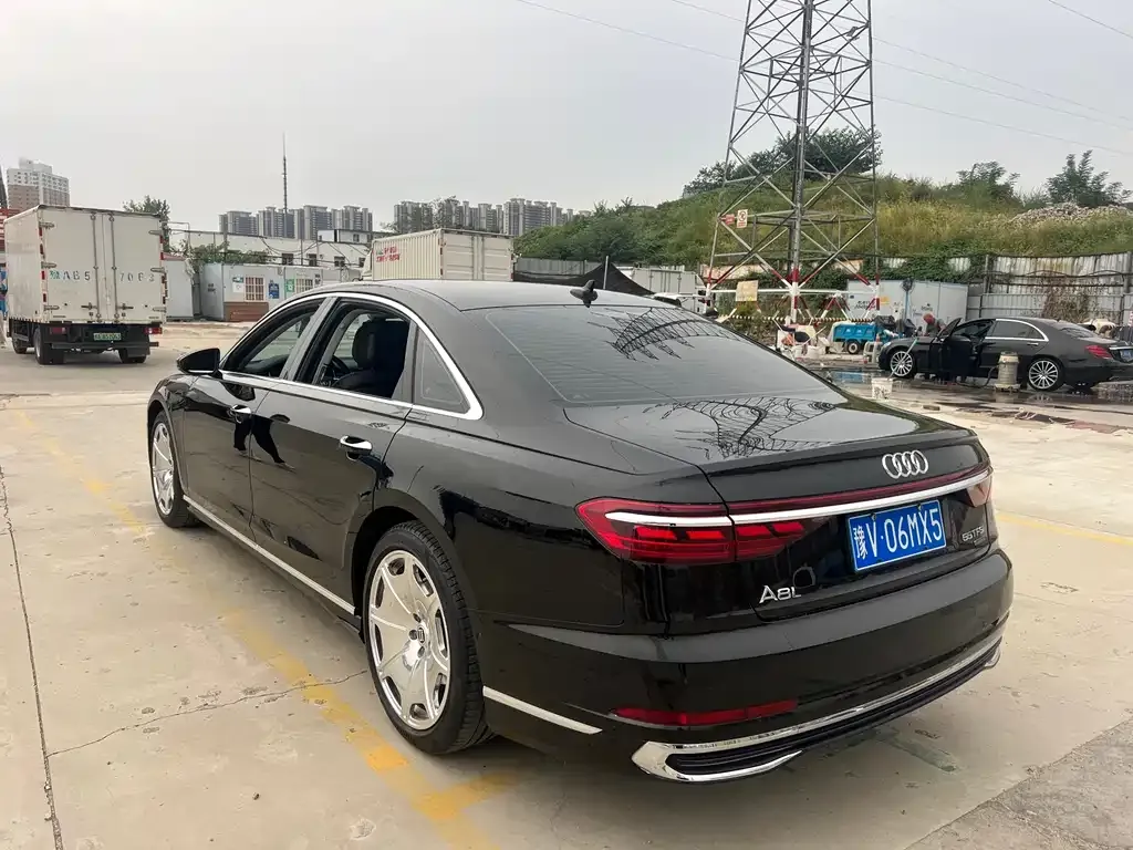 Audi A8 — фото 6