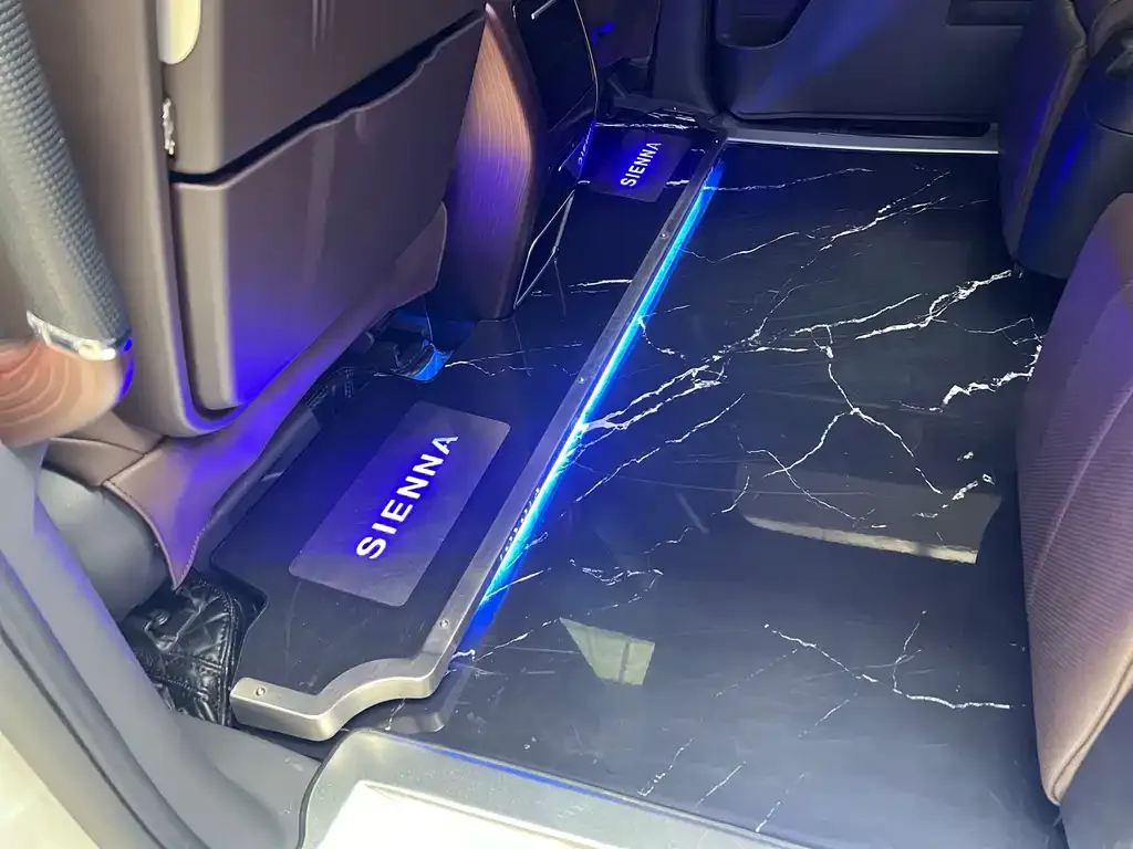 Toyota Sienna — фото 6