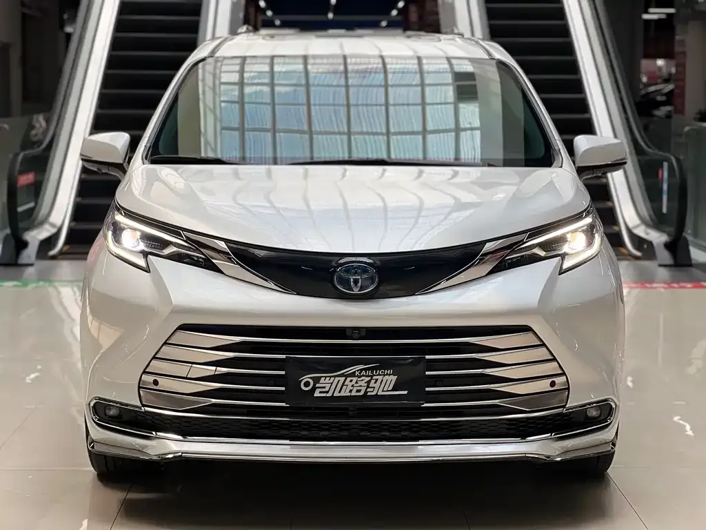 Toyota Sienna — фото 10
