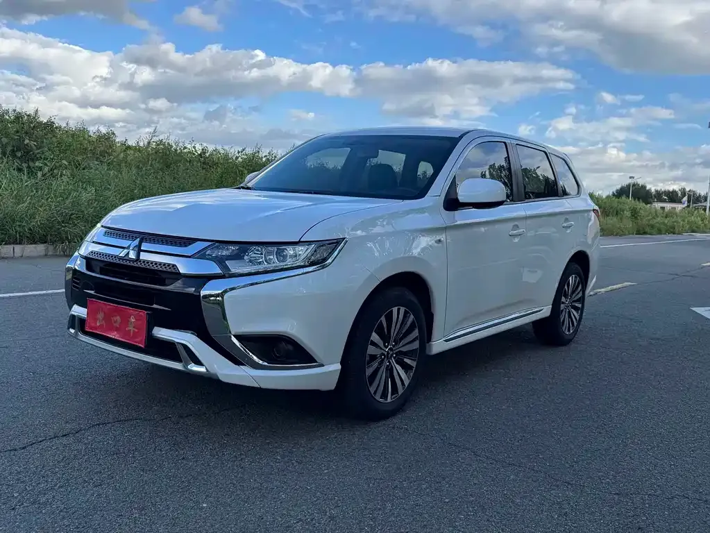 Mitsubishi Outlander — фото 1