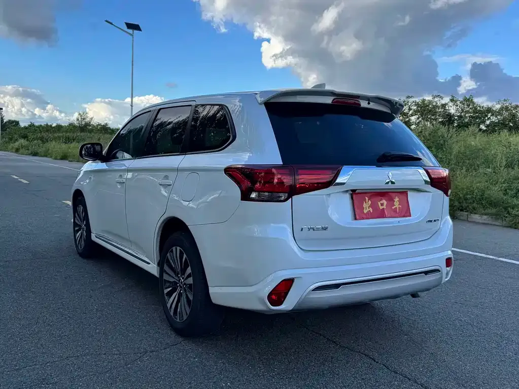 Mitsubishi Outlander — фото 7