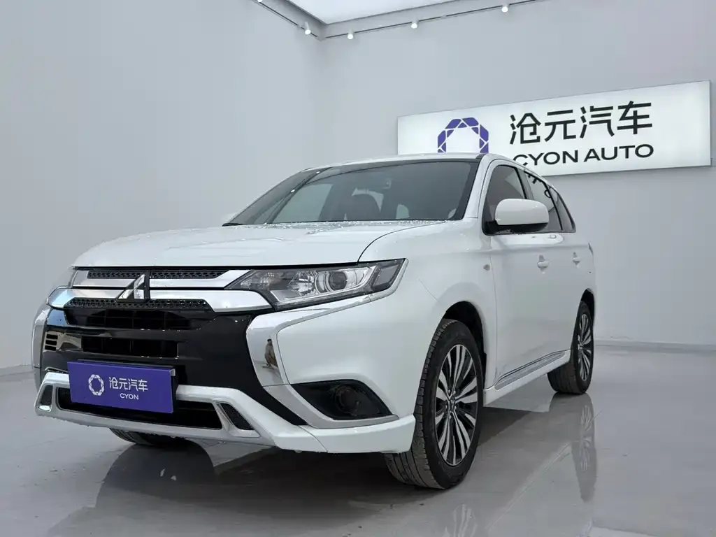 Mitsubishi Outlander — фото 1