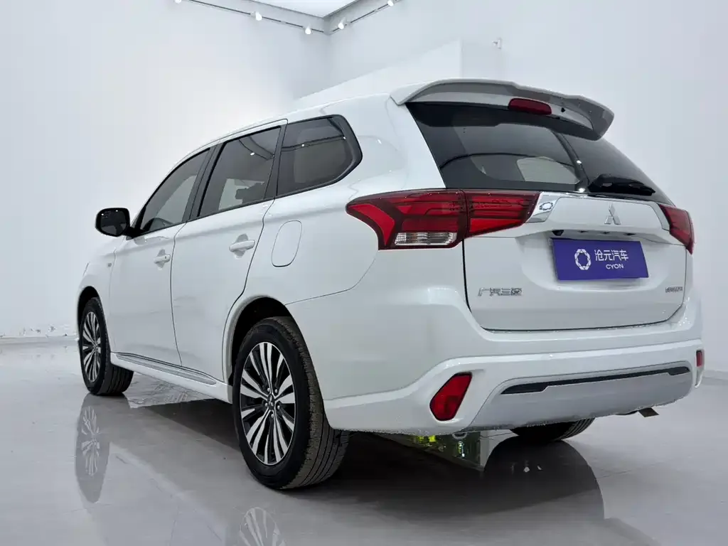 Mitsubishi Outlander — фото 3