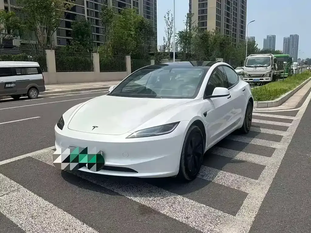 Tesla Model 3 — фото 1
