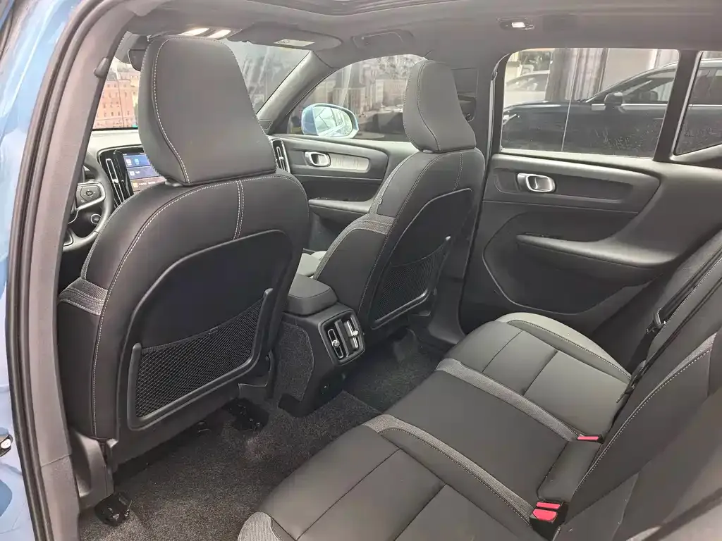Volvo XC40 — фото 10