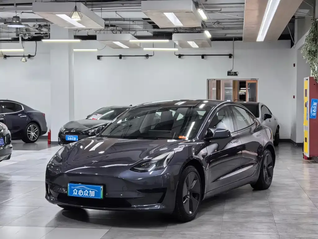 Tesla Model 3 — фото 1