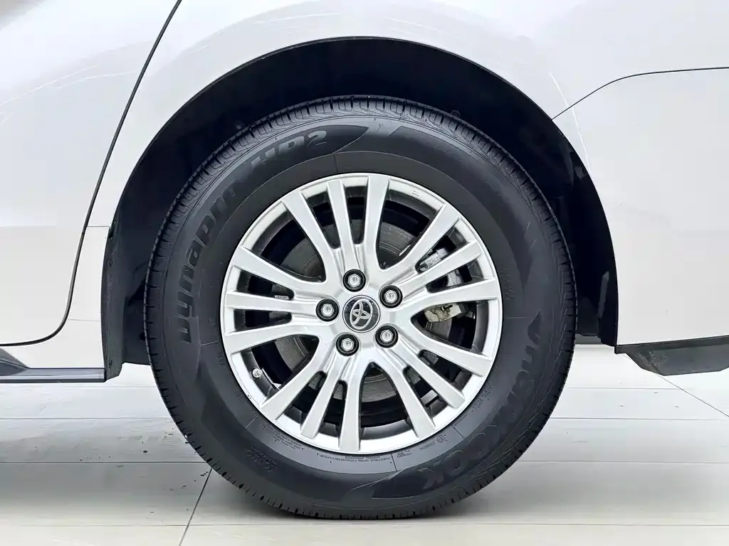 Toyota Sienna — фото 8
