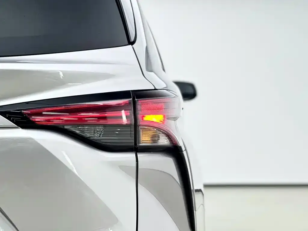 Toyota Sienna — фото 4