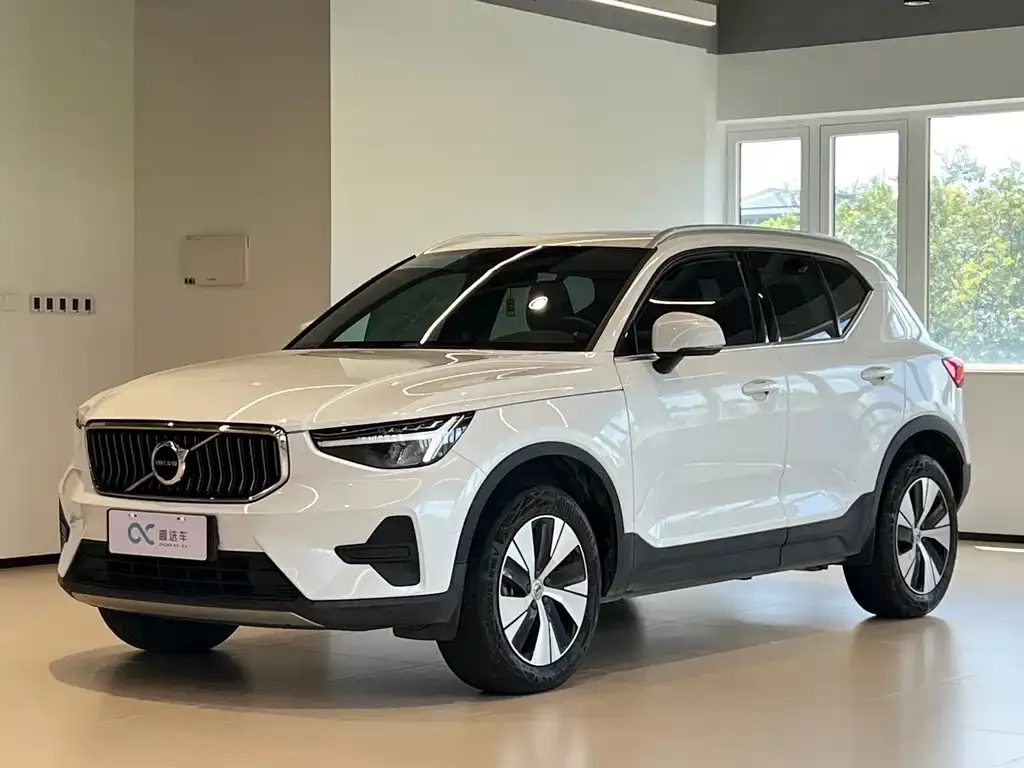 Volvo XC40 — фото 1