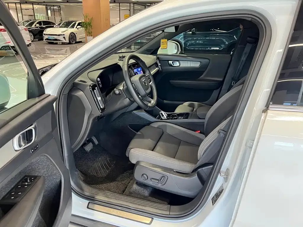 Volvo XC40 — фото 10