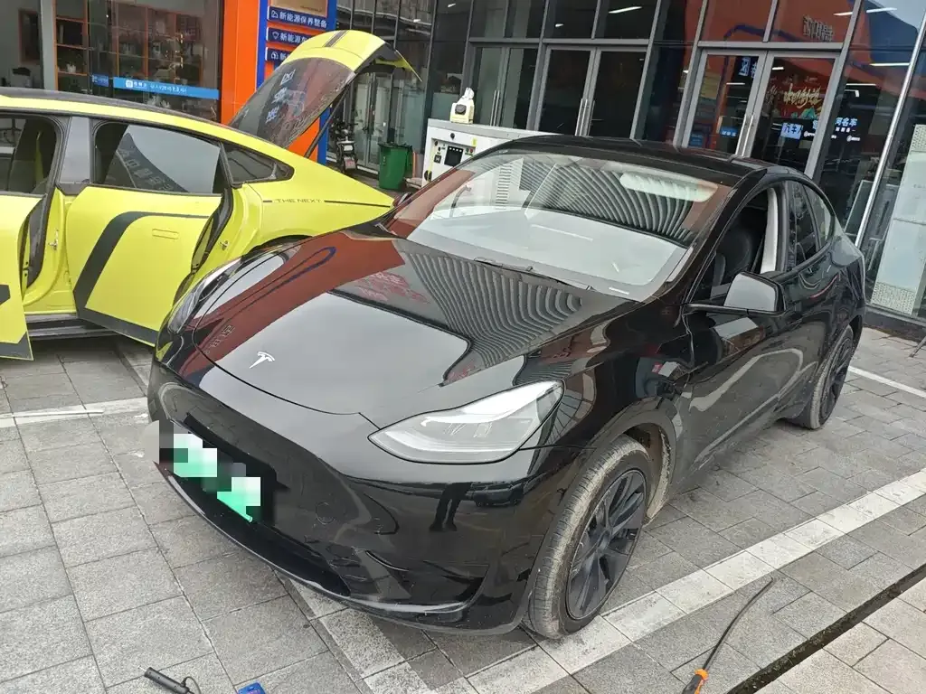 Tesla Model Y — фото 1