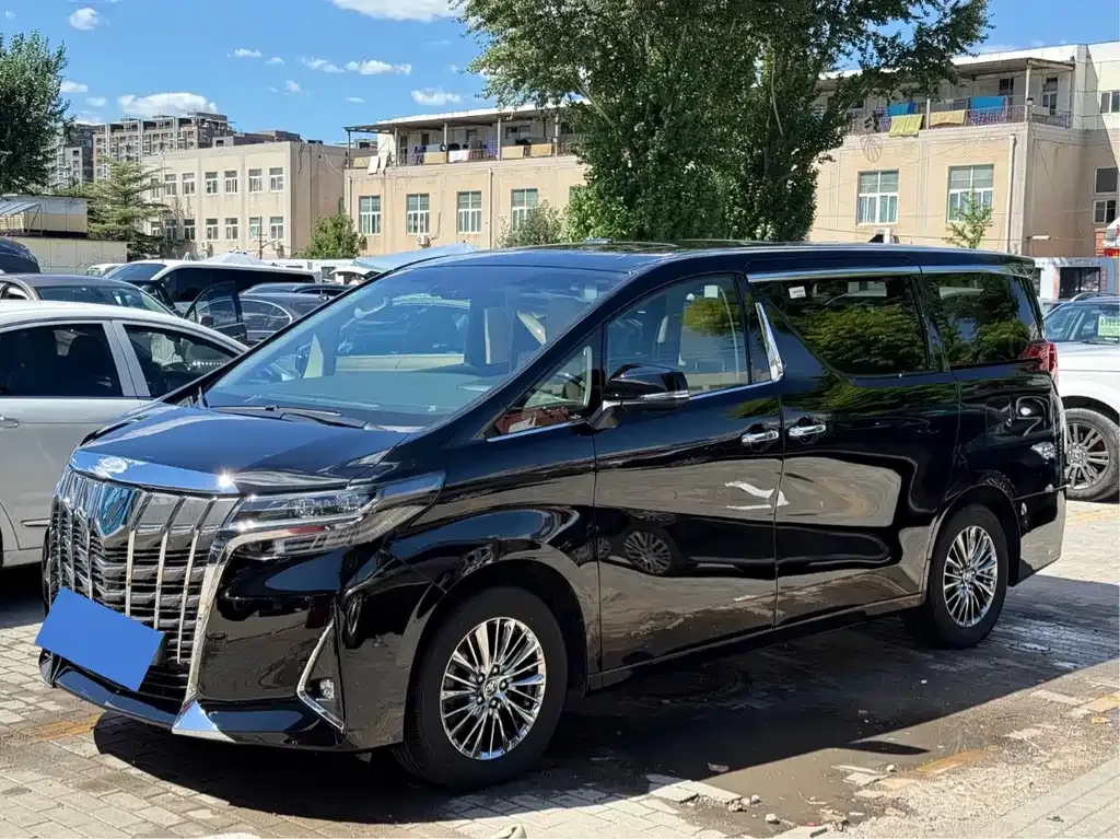 Toyota Alphard — фото 1