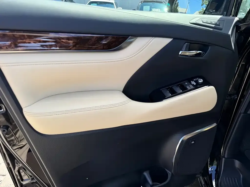 Toyota Alphard — фото 2