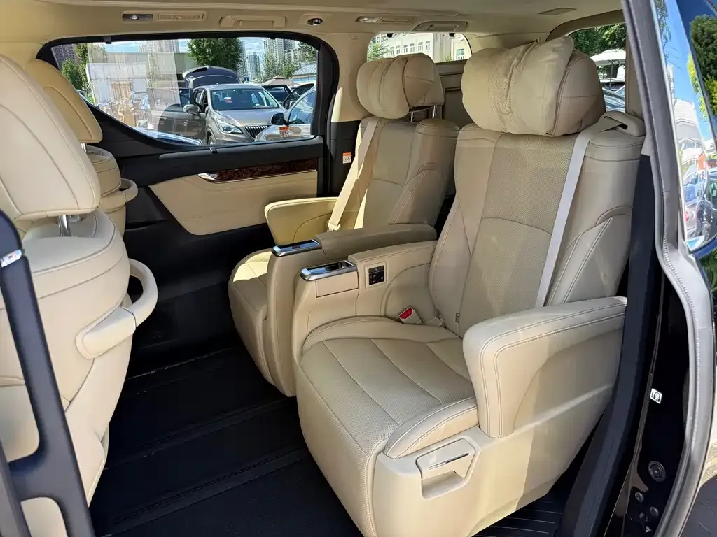 Toyota Alphard — фото 7