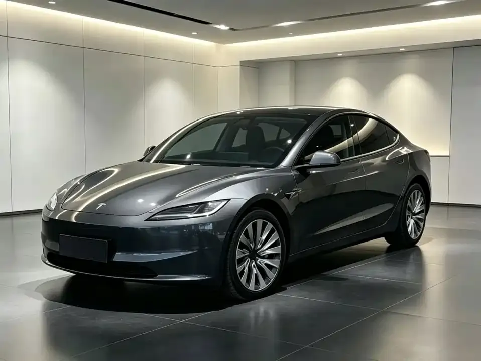 Tesla Model 3 — фото 1