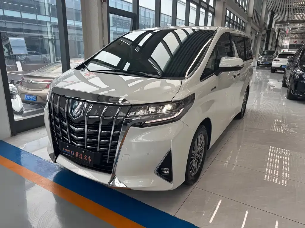 Toyota Alphard — фото 1