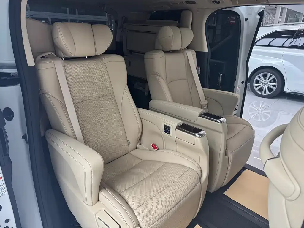 Toyota Alphard — фото 3