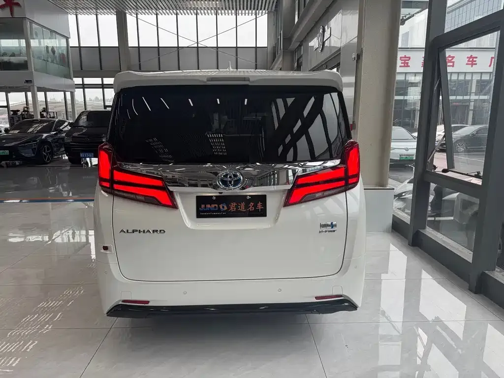 Toyota Alphard — фото 5